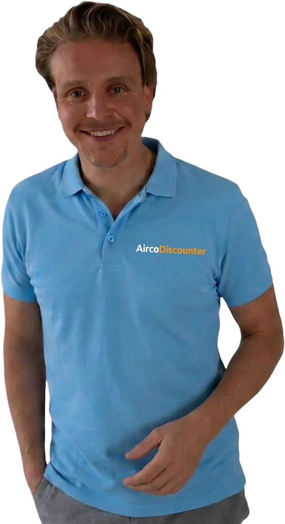 AircoDiscounter adviseur in een lichtblauwe polo